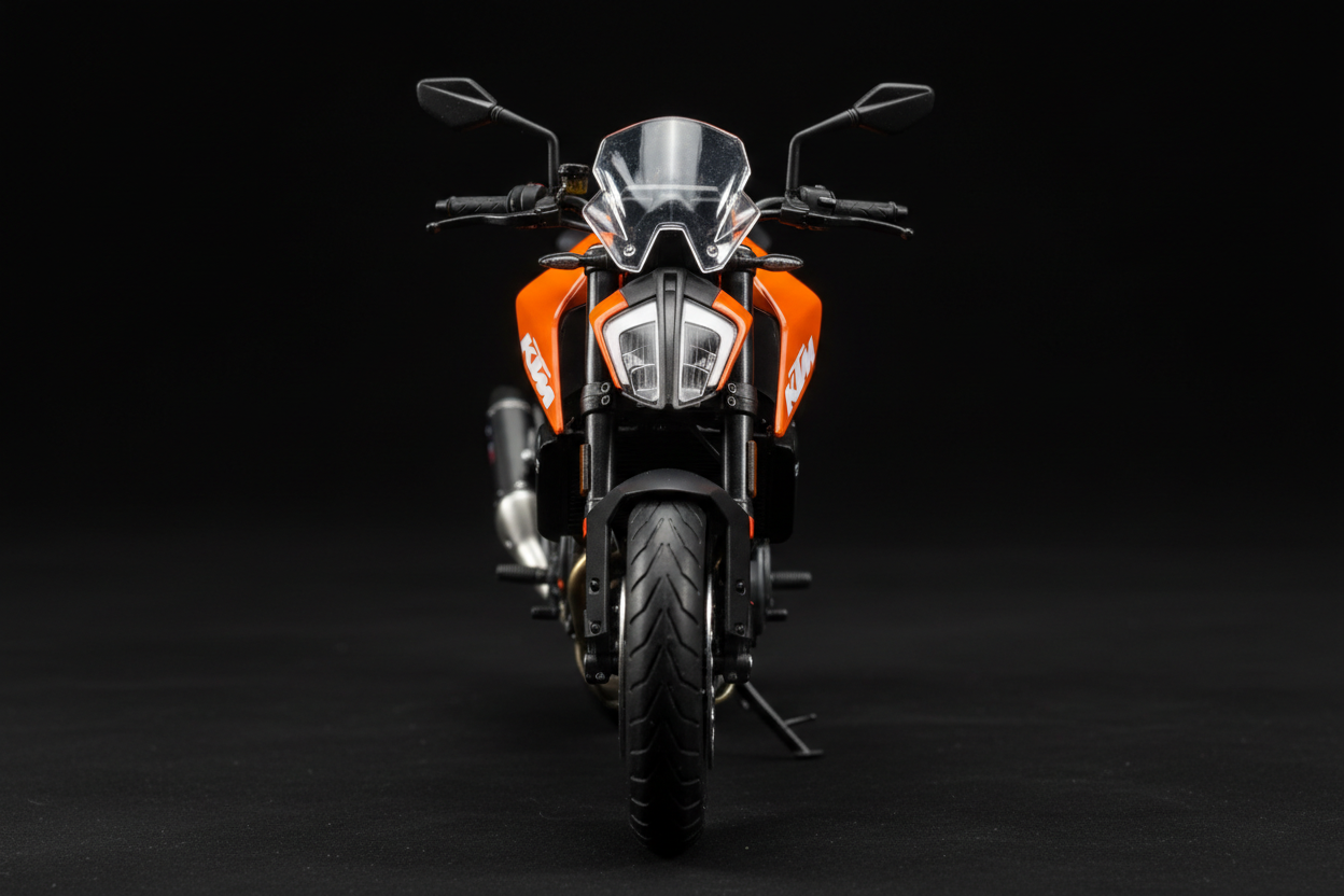 UNA KTM A ESCALA DE FRENTE CON FONDO NEGRO